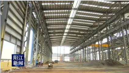 　　當(dāng)前，我市海上風(fēng)電項(xiàng)目建設(shè)正在加快推進(jìn)，海上風(fēng)電裝備制造生產(chǎn)項(xiàng)目也同步推進(jìn)。昨天上午，記者從三峽新能源陽江海上風(fēng)電裝備制造基地建設(shè)現(xiàn)場(chǎng)了解到，該項(xiàng)目的生產(chǎn)車間主體建設(shè)已經(jīng)完工，預(yù)計(jì)下月初就可以進(jìn)行試投產(chǎn)