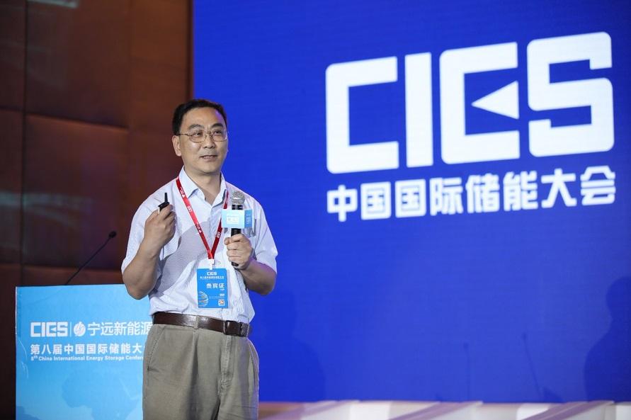 
	中國國儲能網(wǎng)訊：5月19日至21日，“第八屆中國國際儲能大會”在深圳隆重召開， 來自中國、美國、德國、英國、加拿大、西班牙、日本、韓國、澳大利亞等國和地區(qū)1500余位政府機(jī)構(gòu)、科研院所、行業(yè)組織、電力公司、新能源項(xiàng)目單位、系統(tǒng)集成商等代表出席本次大會。


	江蘇威凡儲能技術(shù)研究院有限公司首席副總吳俊勇教授，發(fā)表了題為“面向儲能電站的大功率儲能技術(shù)創(chuàng)新與示范應(yīng)用”的精彩演講