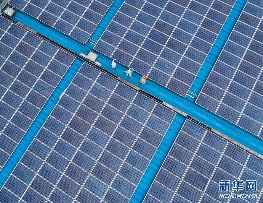 5月30日，工作人員對(duì)橫店?yáng)|磁屋頂光伏進(jìn)行設(shè)備檢修維護(hù)。截至2018年5月底，浙江省東陽(yáng)市橫店?yáng)|磁光伏電站項(xiàng)目已經(jīng)并網(wǎng)發(fā)電約9500萬(wàn)千瓦時(shí)，相當(dāng)于節(jié)約標(biāo)準(zhǔn)煤約34000噸，減排二氧化碳約90000噸