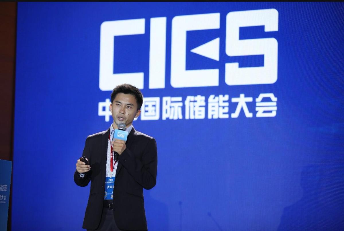 
	中國儲能網(wǎng)訊：5月19日至21日，“第八屆中國國際儲能大會”在深圳隆重召開， 來自中國、美國、德國、英國、加拿大、西班牙、日本、韓國、澳大利亞等國和地區(qū)1500余位政府機(jī)構(gòu)、科研院所、行業(yè)組織、電力公司、新能源項(xiàng)目單位、系統(tǒng)集成商等代表出席本次大會。


	深圳市盛弘電氣股份有限公司儲能微網(wǎng)事業(yè)部總經(jīng)理范小波在儲能電站專場，發(fā)表了題為“深入工商儲能市場，打造關(guān)鍵儲能設(shè)備”的精彩演講