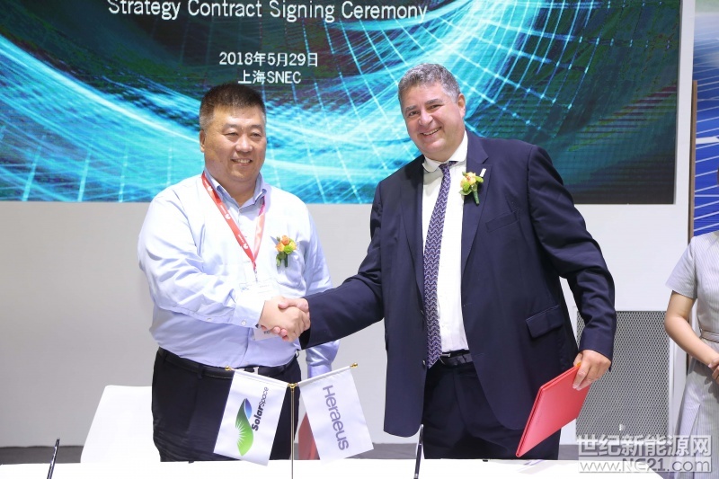  全球領(lǐng)先的光伏行業(yè)金屬化漿料提供商賀利氏光伏今日宣布，與江蘇中宇光伏科技有限公司（以下簡稱“中宇光伏”）在第十二屆（2018）國際太陽能光伏與智慧能源（上海）大會暨展覽會（SNEC）上簽署全方位戰(zhàn)略合作協(xié)議。此次簽約內(nèi)容不僅包括中宇光伏目前專注的常規(guī)DWC添加劑制絨、MCCE（黑硅）項目，也包括該公司將發(fā)力的單晶PERC（鈍化發(fā)射極及背局域接觸）、SE（選擇性發(fā)射極）、HIT（異質(zhì)結(jié)太陽能電池）等高效電池項目，同時還包括合作搭建聯(lián)合重點實驗室，合作開發(fā)新材料新工藝等