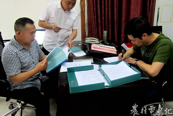 
　　農(nóng)村電氣化網(wǎng)訊：5月28日，遂寧市發(fā)改委黨組成員、機(jī)關(guān)黨委書記羅剛帶領(lǐng)市發(fā)改委、蓬溪縣發(fā)改委相關(guān)人員對蓬溪公司水電站防汛工作進(jìn)行了檢查。蓬溪公司副總經(jīng)理羅濤及相關(guān)部門人員陪同檢查