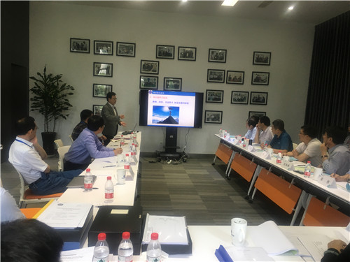 　　【中國儀表網(wǎng) 儀表新品】5月24日，中國科學院條件保障與財務局組織專家對中國科學院寧波材料技術與工程研究所承擔的“面向半導體薄膜超高速、低溫外延的中壓等離子體化學氣相沉積系統(tǒng)”和“微細球狀非晶粉末制備裝置”兩個院科研裝備項目進行了技術驗收和綜合驗收。  技術驗收會現(xiàn)場  現(xiàn)場查看研制儀器設備的運行情況  現(xiàn)場查看研制儀器設備的運行情況 　　兩個項目的技術驗收會于5月24日上午舉行，條件