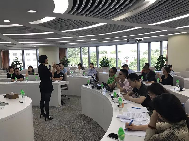 
                    
	 


	



	5月28日，長(zhǎng)江商學(xué)院智造創(chuàng)業(yè)MBA召開(kāi)媒體見(jiàn)面會(huì)，包括人民日?qǐng)?bào)、人民網(wǎng)、中新社、光明日?qǐng)?bào)、經(jīng)濟(jì)日?qǐng)?bào)、《財(cái)新》雜志、中國(guó)新聞周刊、《經(jīng)濟(jì)參考報(bào)》、新京報(bào)、第一財(cái)經(jīng)日?qǐng)?bào)、《商學(xué)院》雜志、《投資圈》雜志、鈦媒體、每日經(jīng)濟(jì)新聞、騰訊教育在內(nèi)超過(guò)10家國(guó)內(nèi)知名媒體前來(lái)采訪。 


	


	以下為《中國(guó)新聞周刊》觀察員文章： 


	


	會(huì)上，甘潔教授和5位智造創(chuàng)業(yè)MBA首期班學(xué)員“中國(guó)制造業(yè)新形勢(shì)”、“未來(lái)科技爆發(fā)點(diǎn)”等熱點(diǎn)問(wèn)題與各位媒體代表