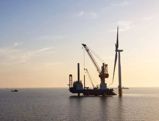                        2018年5月30日15時(shí)58分隨著葉輪與機(jī)艙在百米高空的精準(zhǔn)對(duì)接，三峽新能源江蘇大豐300兆瓦海上風(fēng)電項(xiàng)目首臺(tái)風(fēng)機(jī)吊裝成功。  項(xiàng)目簡介 1、項(xiàng)目位于江蘇省鹽城市大豐區(qū)東沙沙洲北側(cè)的小北槽-太平沙海域