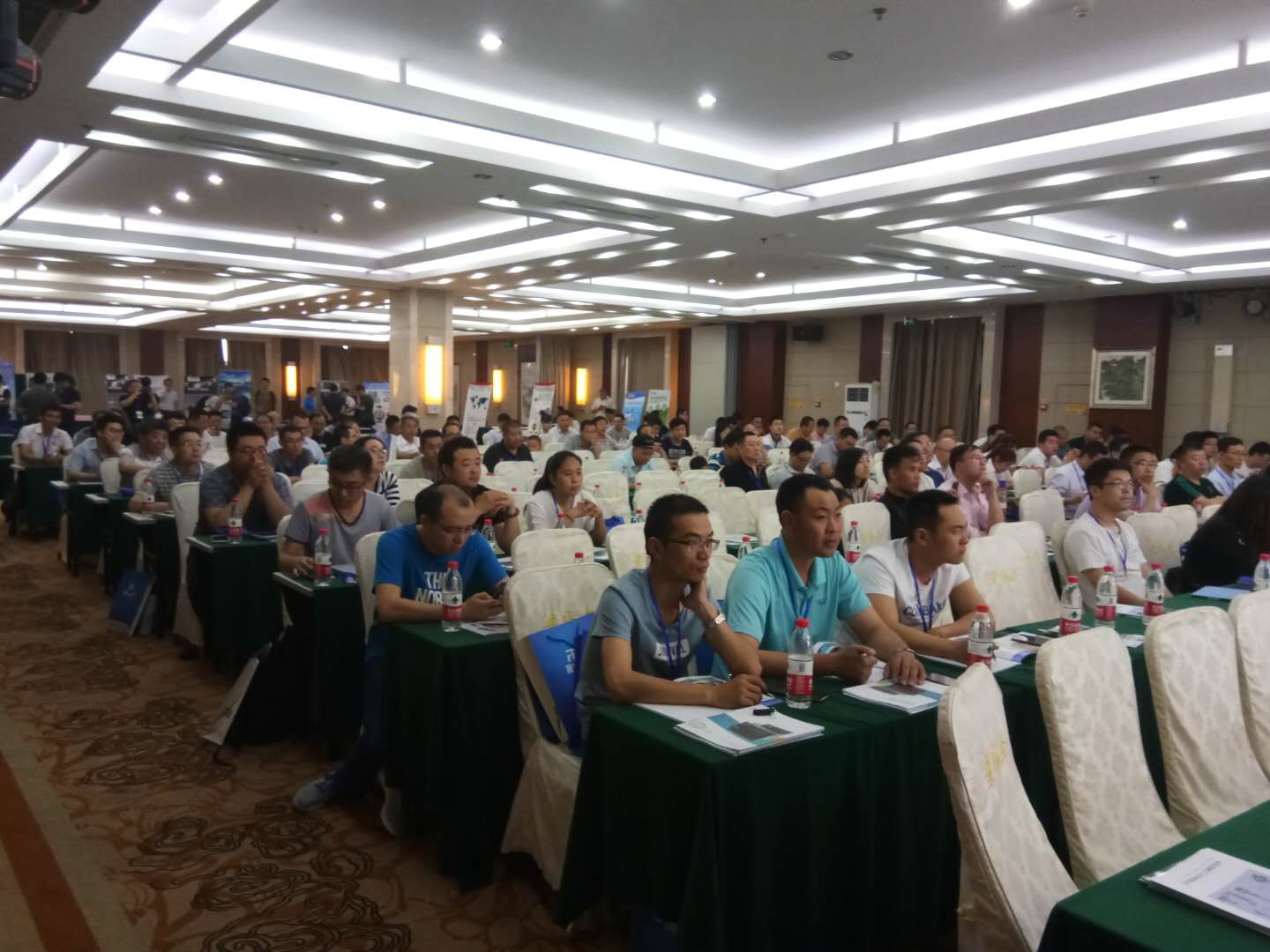 　　【中國儀表網(wǎng) 儀表企業(yè)】2018年5月26日-5月27日，“第二屆儀表與自動(dòng)化工程技術(shù)交流會(huì)暨山東化工分析儀表和保護(hù)系統(tǒng)以及優(yōu)秀產(chǎn)品方案對(duì)接會(huì)”(以下簡(jiǎn)稱“會(huì)議”)在山東濰坊中恒國際大酒店成功舉辦，聚光科技(杭州)股份有限公司(以下簡(jiǎn)稱“聚光科技”)受邀參加此次會(huì)議。  交流會(huì)現(xiàn)場(chǎng) 　　本次會(huì)議由智控用戶協(xié)會(huì)發(fā)起，聯(lián)合中國儀器儀表學(xué)會(huì)、濰坊亞峰化工儀表有限公司，儀表圈平臺(tái)進(jìn)行現(xiàn)場(chǎng)直播，吸引了200多位