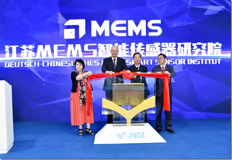 　　【中國儀表網(wǎng) 儀表產(chǎn)業(yè)】5月28日，德國圖林根州經(jīng)濟(jì)、科技與數(shù)字社會(huì)部部長(zhǎng)Wolfgang Tiefensee，德國駐上?？傤I(lǐng)館總領(lǐng)事Althauser一行專程來到江寧開發(fā)區(qū)，與園區(qū)共同簽署戰(zhàn)略合作協(xié)議，并為中德合作的新型研發(fā)機(jī)構(gòu)江蘇MEMS智能傳感器研究院入駐新的辦公場(chǎng)所舉行揭牌。市委常委、區(qū)委書記李世貴，市科委、市外辦、市“兩落地一融合”推進(jìn)辦負(fù)責(zé)人、區(qū)領(lǐng)導(dǎo)李萬平、董涵、王愛軍等，以及中國物聯(lián)網(wǎng)與傳感器聯(lián)盟、中國半導(dǎo)體協(xié)會(huì)MEMS分會(huì)、東南大學(xué)、重慶大學(xué)、德爾森集團(tuán)等合作方