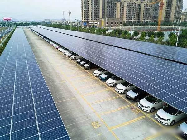                                         
	　　隨著分布式光伏的飛速發(fā)展，一些投資商針對企業(yè)內(nèi)部閑置的大量空地或停車場，采用建設(shè)光伏車棚的方式進行投資建設(shè)，既美觀又實用，受到很多企業(yè)業(yè)主和投資方的青睞。

	

	　　但是，光伏停車棚，雖然在企業(yè)總體建設(shè)用地范圍內(nèi)，卻是不符合規(guī)劃的，也必然是沒有相關(guān)建設(shè)規(guī)劃許可的，因而會被列為違章建筑