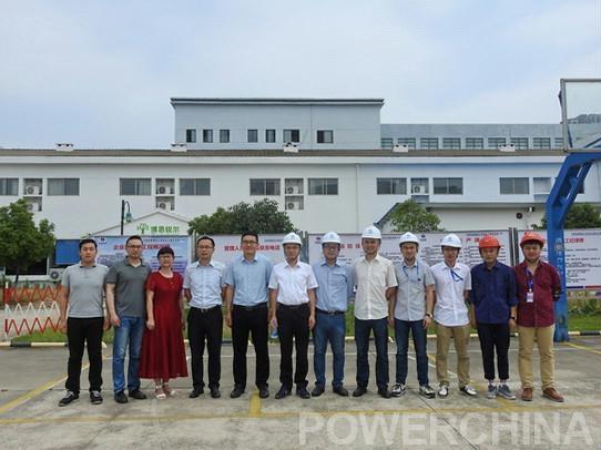 
	中國儲能網(wǎng)訊：5月24日，中國電建集團江西省電力建設(shè)有限公司承建的南昌市首座并網(wǎng)型微電網(wǎng)試點項目EPC工程在小藍經(jīng)濟開發(fā)區(qū)泰豪科技園正式開工建設(shè)，吹響了江西電建公司進軍綜合能源服務(wù)市場、成為智慧能源綜合服務(wù)商的沖鋒號。通過本試點項目的建設(shè)，將實現(xiàn)該公司對微電網(wǎng)技術(shù)的實際運用，同時對微電網(wǎng)試點項目開展研究、展示及推廣，對擴展市場業(yè)務(wù)、商務(wù)推廣起到積極的示范作用