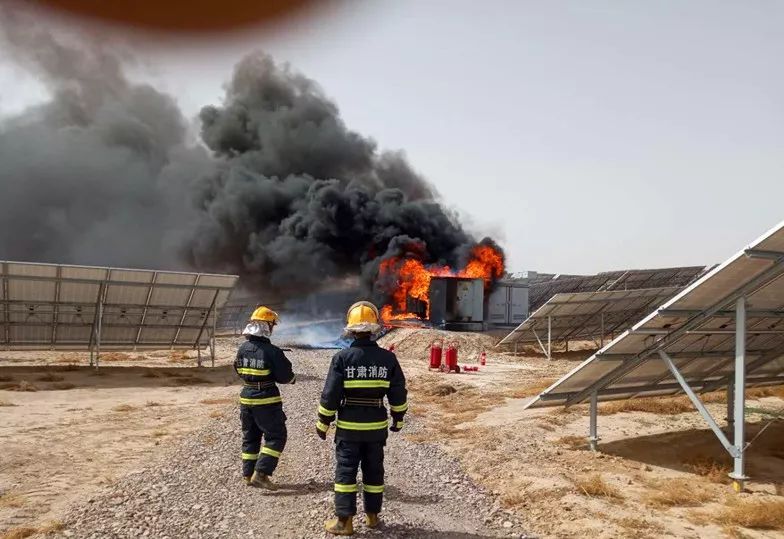 近年來(lái)，在國(guó)家政策的大力支持下，光伏發(fā)展越來(lái)越好。光伏發(fā)電是好事，然而如果不注意或者維護(hù)不當(dāng)尤其是夏季容易引起火災(zāi)，屆時(shí)“喜”劇就變成了“悲”劇