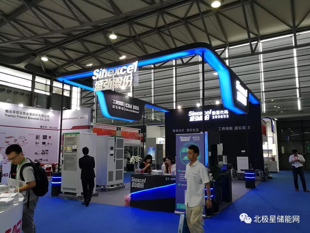 
	5月28日到30日，一年一度最具影響力的光伏盛會——SNEC第十二屆(2018)國際太陽能光伏與智慧能源大會暨展覽會(以下簡稱SNEC展會)在上海召開，本次展會展出了非常多的新產(chǎn)品與高科技，為了讓儲能小伙伴足不出戶就能逛遍SNEC，小編特意整理了本次展會上的37家儲能新產(chǎn)品!



	中天新能源



	中天儲能科技有限公司系江蘇中天科技股份有限公司全資子公司，2016年度是國內(nèi)唯一一家入圍工信部智能制造試點示范項目名單的鋰電池企業(yè)。公司研發(fā)的500KW/1MWh集裝箱式儲能系統(tǒng)獲得了TUV南德國際專