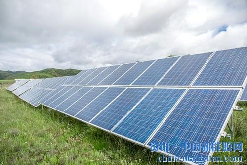                                                                                                                                                                     
	　　暫停普通地面電站指標(biāo)發(fā)放、分布式光伏規(guī)模受限、調(diào)低上網(wǎng)電價(jià)……6月1日，國(guó)家發(fā)改委、財(cái)政部、國(guó)家能源局聯(lián)合發(fā)布的一份《關(guān)于2018年光伏發(fā)電有關(guān)事