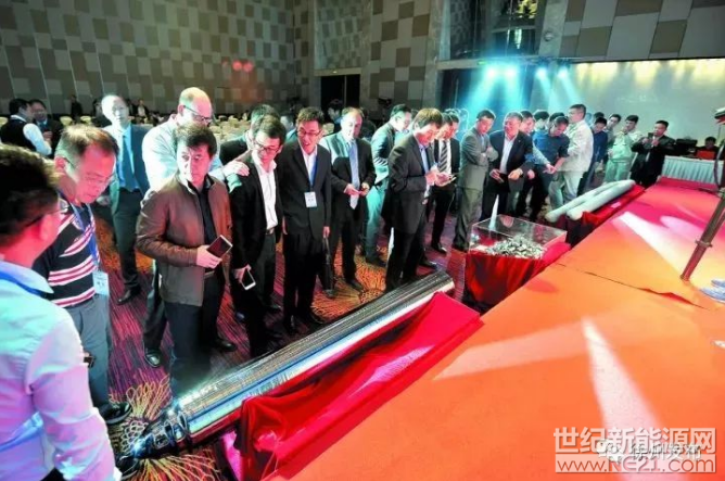 世紀(jì)新能源網(wǎng)消息：經(jīng)過一系列嚴(yán)格的驗證、檢測，5月初，江蘇鑫華半導(dǎo)體材料科技有限公司集成電路用高純度硅料小批量出口韓國，并已向國內(nèi)部分晶圓加工廠批量供貨。這標(biāo)志著鑫華半導(dǎo)體集成電路用硅料已經(jīng)達(dá)到國際一流質(zhì)量標(biāo)準(zhǔn)，也是我國多晶硅制造企業(yè)首次向國際市場出口集成電路用高純度硅料