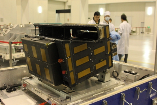 　　【中國儀表網(wǎng) 儀表下游】6月2日，我國在酒泉衛(wèi)星發(fā)射中心用長(zhǎng)征二號(hào)丁型運(yùn)載火箭，成功將高分辨率對(duì)地觀測(cè)系統(tǒng)重大專項(xiàng)的高分陸地應(yīng)急監(jiān)測(cè)衛(wèi)星(即高分六號(hào)衛(wèi)星)發(fā)射升空，衛(wèi)星順利進(jìn)入預(yù)定軌道。高分六號(hào)衛(wèi)星將與在軌運(yùn)行的高分一號(hào)衛(wèi)星組網(wǎng)形成“2米/8米光學(xué)成像衛(wèi)星系統(tǒng)”，時(shí)間分辨率從4天提高到2天，是我國高分辨率對(duì)地觀測(cè)能力顯著提升的重要標(biāo)志之一