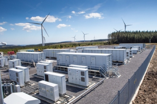 
	中國(guó)儲(chǔ)能網(wǎng)訊：日前據(jù)悉，瑞典Vattenfall公司部署的一個(gè)容量為22MW電池儲(chǔ)能項(xiàng)目，已經(jīng)與威爾士Pen y Cymoedd風(fēng)電場(chǎng)配套使用，為英國(guó)國(guó)家電網(wǎng)提供亞秒級(jí)頻率響應(yīng)服務(wù)。


	



	Vattenfall公司的‘battery @ pyc'電池儲(chǔ)能系統(tǒng)是該公司2016年獲得增強(qiáng)型頻率響應(yīng)（EFR）合同的八個(gè)項(xiàng)目之一，當(dāng)時(shí)電力運(yùn)營(yíng)商英國(guó)國(guó)家電網(wǎng)公司進(jìn)行了200MW的招標(biāo)