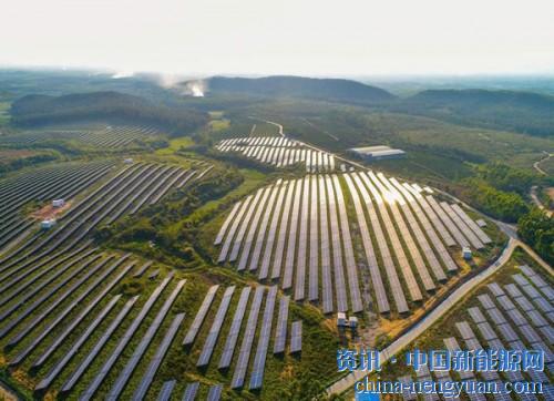                                                                                                                                                                     
	　　近日，國(guó)家發(fā)展改革委、財(cái)政部、國(guó)家能源局聯(lián)合印發(fā)了《關(guān)于2018年光伏發(fā)電有關(guān)事項(xiàng)的通知》（以下簡(jiǎn)稱《通知》）。為此，國(guó)家能源局新能源司和國(guó)家發(fā)展改革委價(jià)格司負(fù)責(zé)同志接受了記