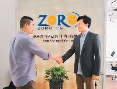 
                    
	  原標(biāo)題：在制造業(yè)的“智造”轉(zhuǎn)型中 “互聯(lián)網(wǎng)+”使海歸站到了風(fēng)口


	


	 


	


	  張劍鋒認(rèn)為，提升供應(yīng)鏈效率、降低制造業(yè)成本是亟待解決的核心問(wèn)題。圖為他（右一）與客戶洽談合作事宜