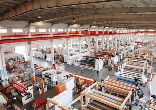 
                    
	珠西先進(jìn)裝備制造產(chǎn)業(yè)帶開(kāi)啟第二輪機(jī)遇期： 2020年邁入全球制造業(yè)第二梯隊(duì)


	


	 


	


	文/杜弘禹 


	


	    作為中國(guó)經(jīng)濟(jì)最發(fā)達(dá)地區(qū)之一，珠三角有著獨(dú)特格局：以深圳、東莞為代表的珠江東岸地區(qū)經(jīng)濟(jì)發(fā)達(dá)而活躍，一直是該區(qū)域乃至全省的領(lǐng)跑者，而西岸地區(qū)的發(fā)展則始終相對(duì)滯后。


	


	    如何扭轉(zhuǎn)這種“東強(qiáng)西弱”的局面？2014年，廣東