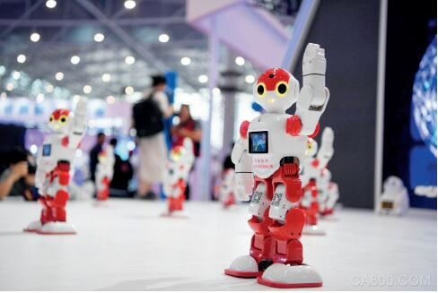 
                    
	《中國(guó)經(jīng)濟(jì)周刊》 記者 牛綺思 實(shí)習(xí)生 伍素文 | 合肥報(bào)道


	


	（本文刊發(fā)于《中國(guó)經(jīng)濟(jì)周刊》2018年第22期）


	


	 


	2018世界制造業(yè)大會(huì)上亮相的會(huì)跳舞的機(jī)器人 視覺(jué)中國(guó)


	


	當(dāng)實(shí)體經(jīng)濟(jì)遇上新一代信息技術(shù)，將碰撞出什么樣的火花？


	


	新一代信息通信技術(shù)與制造業(yè)融合發(fā)展，正對(duì)世界產(chǎn)業(yè)技術(shù)和分工格局帶來(lái)革命性的影響。制造業(yè)面臨新的全球規(guī)則、全球價(jià)值鏈、全球均衡和全球治理