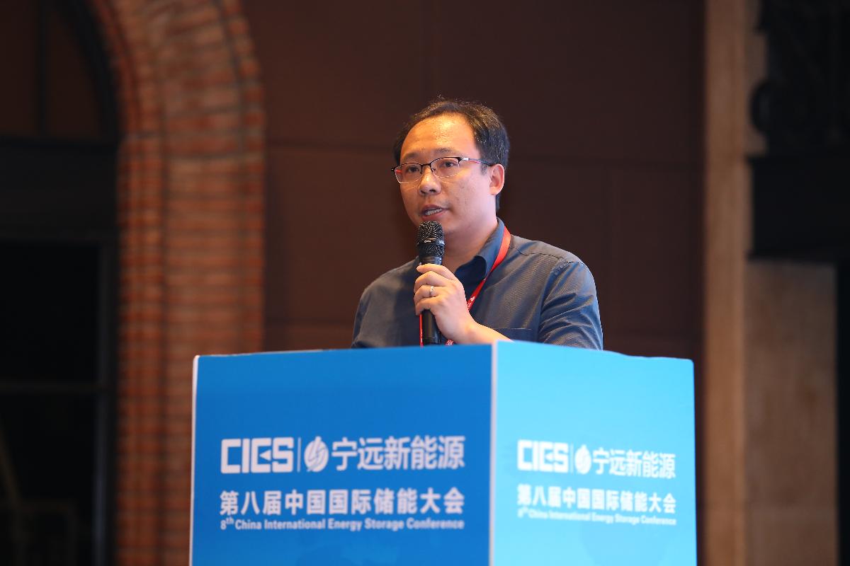 
	中國(guó)儲(chǔ)能網(wǎng)訊：5月19日至21日，“第八屆中國(guó)國(guó)際儲(chǔ)能大會(huì)”在深圳隆重召開(kāi)， 來(lái)自中國(guó)、美國(guó)、德國(guó)、英國(guó)、加拿大、西班牙、日本、韓國(guó)、澳大利亞等國(guó)和地區(qū)1500余位政府機(jī)構(gòu)、科研院所、行業(yè)組織、電力公司、新能源項(xiàng)目單位、系統(tǒng)集成商等代表出席本次大會(huì)。



	來(lái)自上海燃料電池汽車(chē)動(dòng)力系統(tǒng)有限公司的技術(shù)總監(jiān)王曉華先生發(fā)表了題為