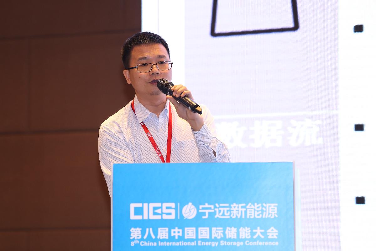 
	中國(guó)儲(chǔ)能網(wǎng)訊：5月19日至21日，“第八屆中國(guó)國(guó)際儲(chǔ)能大會(huì)”在深圳隆重召開(kāi)， 來(lái)自中國(guó)、美國(guó)、德國(guó)、英國(guó)、加拿大、西班牙、日本、韓國(guó)、澳大利亞等國(guó)和地區(qū)1500余位政府機(jī)構(gòu)、科研院所、行業(yè)組織、電力公司、新能源項(xiàng)目單位、系統(tǒng)集成商等代表出席本次大會(huì)。



	清華大學(xué)四川能源互聯(lián)網(wǎng)研究院特聘研究員李立理在能源區(qū)塊鏈&云儲(chǔ)能專(zhuān)場(chǎng)，發(fā)表了題為“基于電動(dòng)汽車(chē)、儲(chǔ)能云與區(qū)塊鏈的“零邊際成本”儲(chǔ)能市場(chǎng)演進(jìn)路徑”的精彩演講