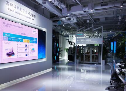 　　【中國儀表網 儀表企業(yè)】近日， 西門子位于北京的亞太區(qū)首個數字化體驗中心經過半年的升級改造，全新開幕。觀眾可親臨亦可遠程參觀升級后的數字化體驗中心， 深入了解西門子面向未來的、涵蓋產品與生產全生命周期的數字化企業(yè)解決方案及其優(yōu)勢