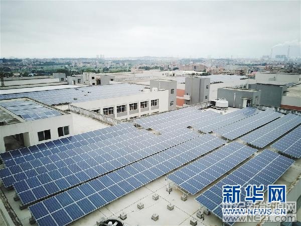  近年來，民營企業(yè)聚集地福建省泉州市大力發(fā)展清潔能源替代，幫助企業(yè)合理利用屋頂?shù)葏^(qū)域架設(shè)光伏發(fā)電設(shè)備，將產(chǎn)生的清潔電能上網(wǎng)銷售或自用，并通過補貼的形式為企業(yè)降低生產(chǎn)成本。據(jù)了解，截至2018年5月，福建省泉州市共受理企業(yè)光伏用戶1145戶，累計發(fā)電量超過35449萬千瓦時，節(jié)省標(biāo)準(zhǔn)煤超過12萬噸