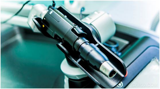 
                    
	智能制造是指基于大數(shù)據(jù)、物聯(lián)網(wǎng)等新一代信息技術(shù)與制造技術(shù)的集成，作為制造業(yè)發(fā)展的重要方向，是我國(guó)培育經(jīng)濟(jì)增長(zhǎng)新動(dòng)能、建設(shè)制造強(qiáng)國(guó)的重要依托。近年來(lái)，自德國(guó)工業(yè)4.0和美國(guó)工業(yè)互聯(lián)網(wǎng)等戰(zhàn)略布局及“中國(guó)制造2025”戰(zhàn)略啟動(dòng)以來(lái)，智能制造已經(jīng)成為全球經(jīng)濟(jì)轉(zhuǎn)型升級(jí)和占領(lǐng)未來(lái)經(jīng)濟(jì)發(fā)展新增長(zhǎng)點(diǎn)的核心領(lǐng)域