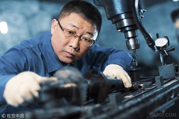 
                    
	國(guó)家統(tǒng)計(jì)局、財(cái)新分別在5月31日、6月1日公布5月份中國(guó)制造業(yè)采購(gòu)經(jīng)理人指數(shù)（PMI），兩個(gè)數(shù)據(jù)都處于榮枯線上方，顯示出制造業(yè)溫和擴(kuò)張的趨勢(shì)。而近段時(shí)間以來(lái)，中國(guó)債券市場(chǎng)的信用風(fēng)險(xiǎn)加速暴露，一些民營(yíng)上市公司或持有上市公司的集團(tuán)接連出現(xiàn)債券違約