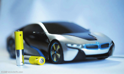 
	中國儲能網(wǎng)訊：5月29日凌晨，A股第三只“獨角獸”——寧德時代（CATL）發(fā)布了招股說明書，每股發(fā)行價格25.14元。在中國新能源汽車市場以前所未有的速度爆發(fā)之前，大概誰也不會料到這樣一家成立僅7年的車用電池行業(yè)的“后來者”會站在國際舞臺上，與松下、三星SDI和LG等跨國電池巨頭一較高下