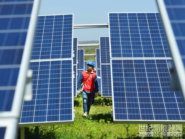 

圖片來源：視覺中國

“531”光伏新政在業(yè)內持續(xù)發(fā)酵后終于迎來了“松口”。昨日，包括中國可再生能源學會光伏專委會、中國光伏產業(yè)協(xié)會等先后發(fā)公告稱，經再次向行業(yè)相關主管部門了解，已取得2017年普通地面光伏電站指標的項目，在今年6月30日前并網的，仍執(zhí)行2017年標桿電價