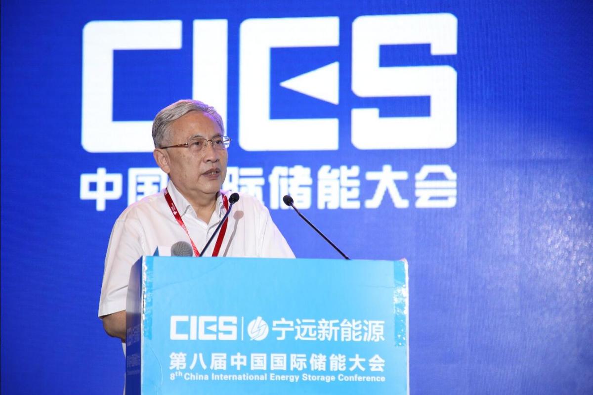 
	中國儲能網(wǎng)訊：5月19日至21日，“第八屆中國國際儲能大會”在深圳隆重召開， 來自中國、美國、德國、英國、加拿大、西班牙、日本、韓國、澳大利亞等國和地區(qū)1500余位政府機構(gòu)、科研院所、行業(yè)組織、電力公司、新能源項目單位、系統(tǒng)集成商等代表出席本次大會。


	原中國電力科學(xué)研究院科技部總工程師、教授級高工張祖平在“直流配電與儲能專場”，發(fā)表了題為“大容量直流充電樁集群的調(diào)峰研究”的精彩演講