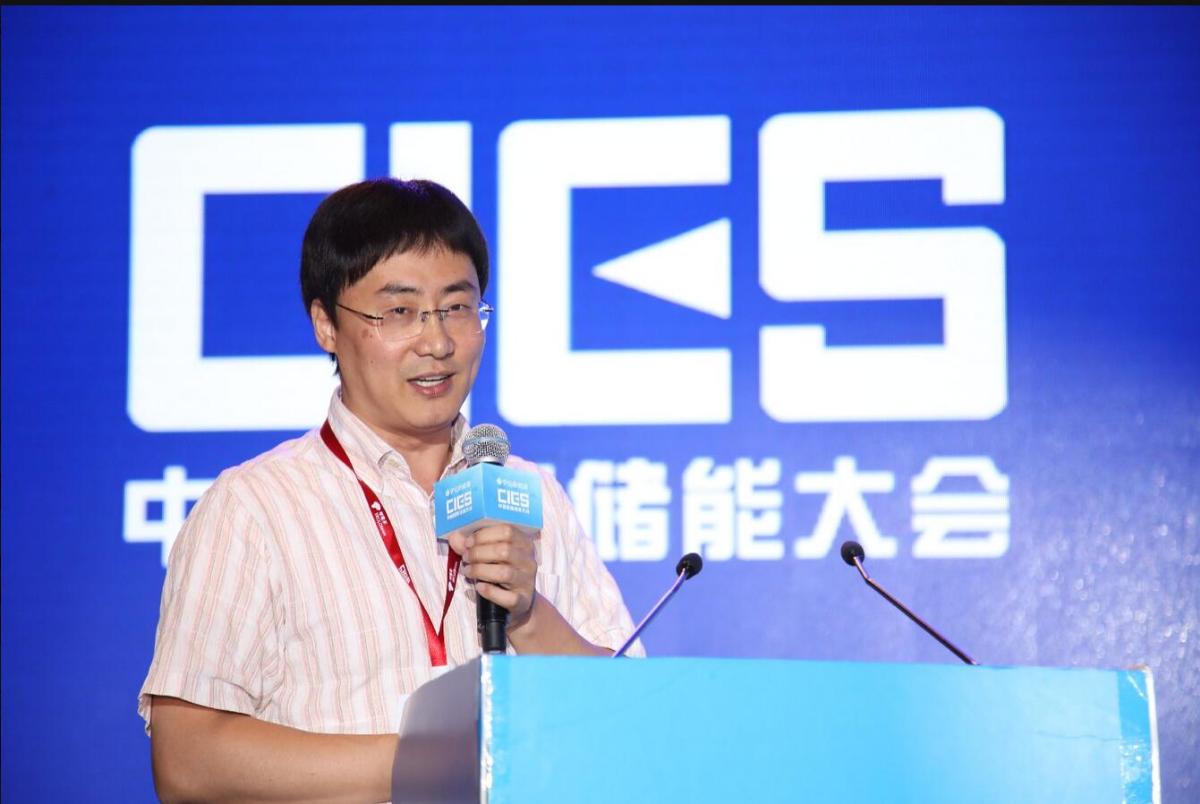 
	中國儲能網(wǎng)訊：5月19日至21日，“第八屆中國國際儲能大會”在深圳隆重召開， 來自中國、美國、德國、英國、加拿大、西班牙、日本、韓國、澳大利亞等國和地區(qū)1500余位政府機構(gòu)、科研院所、行業(yè)組織、電力公司、新能源項目單位、系統(tǒng)集成商等代表出席本次大會。



	上海電力學(xué)院教授、上海市東方學(xué)者趙晉斌在“直流配電與儲能專場”，發(fā)表了題為“直流變換器的關(guān)鍵技術(shù)與應(yīng)用”的精彩演講