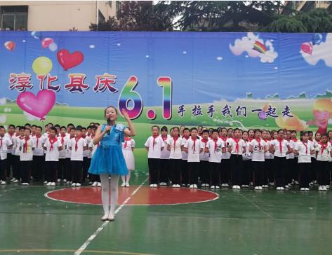 本網(wǎng)訊（通訊員 李娟）6月1日上午，天氣晴好，淳化縣供電分公司黨群負(fù)責(zé)人帶著公司對小朋友們濃濃的關(guān)愛及慰問禮品，來到了縣棗坪小學(xué)進(jìn)行“六一節(jié)”慰問師生活動(dòng)。在聽取了校長對學(xué)校發(fā)展情況的簡單匯報(bào)后，公司代表與來自縣級政府部門、其他企事業(yè)單位的代表同志一同觀看了學(xué)校的讀書環(huán)境，充分肯定了學(xué)校在教育工作中作出的積極貢獻(xiàn)，還與孩子們進(jìn)行了親密的交流互動(dòng)，了解了孩子們的生活、學(xué)習(xí)情況