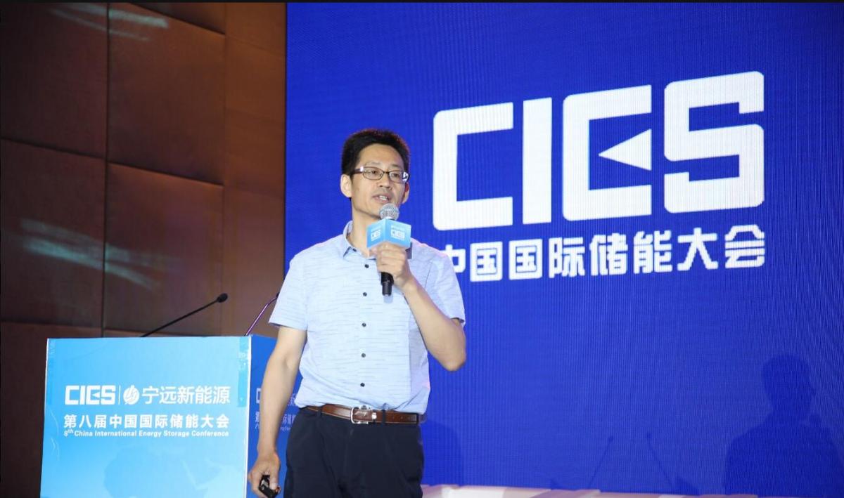 
	中國儲能網(wǎng)訊：5月19日至21日，“第八屆中國國際儲能大會”在深圳隆重召開， 來自中國、美國、德國、英國、加拿大、西班牙、日本、韓國、澳大利亞等國和地區(qū)1500余位政府機構(gòu)、科研院所、行業(yè)組織、電力公司、新能源項目單位、系統(tǒng)集成商等代表出席本次大會。


	清華大學(xué)建筑學(xué)院副教授王福林在“直流配電與儲能專場”，發(fā)表了題為“建筑用電移峰填谷控制策略研究”的精彩演講