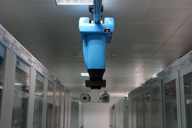 
　　南方電網(wǎng)首個繼保室掛軌巡視機(jī)器人“蜘蛛俠”

　　文山站智能巡檢機(jī)器人

　　南方電網(wǎng)首座500千伏全室內(nèi)GIS變電站中山電網(wǎng)500千伏文山變電站

　　本網(wǎng)訊 “duang！duang！”伴隨著一聲聲巨響，一個個開關(guān)依次合閘——5月31日，南方電網(wǎng)首座500千伏全室內(nèi)GIS變電站中山電網(wǎng)500千伏文山變電站（以下簡稱“文山站”）竣工啟動。文山站將為地處粵港澳大灣區(qū)幾何中心的中山市提供150萬千瓦的供電容