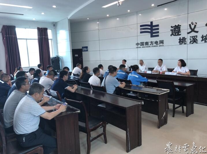 


　　農(nóng)村電氣化網(wǎng)訊：2018年5月23日，遵義供電局在桃溪培訓(xùn)基地正式啟動(dòng)自動(dòng)化專業(yè)技能競賽，此次比賽主要以自動(dòng)化廠站內(nèi)容為主，由筆試和面試來共同考察整體知識水平和解決實(shí)際問題的能力。務(wù)川供電局認(rèn)真挑選了梁穎和田家豪兩名精兵強(qiáng)將參賽，并獲“自動(dòng)化廠站團(tuán)隊(duì)一等獎(jiǎng)”，個(gè)人也榮獲“自動(dòng)化廠站個(gè)人二等獎(jiǎng)”的好成績