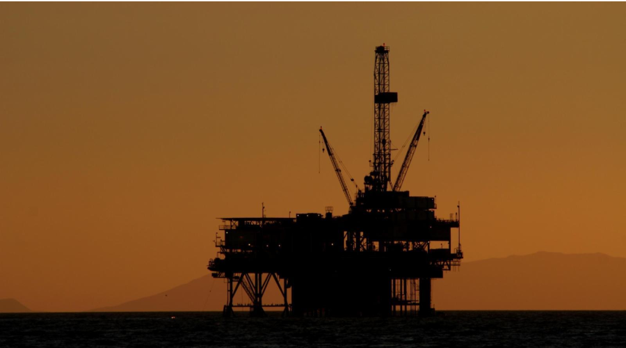 　　【中國儀表網(wǎng) 儀表文件】為貫徹《中華人民共和國環(huán)境保護法》，保護環(huán)境，保障人體健康，提高環(huán)境管理水平，規(guī)范生態(tài)環(huán)境監(jiān)測工作，生態(tài)環(huán)境部制定了《水質(zhì) 石油類的測定 紫外分光光度法(征求意見稿)》、《水質(zhì) 石油類的測定 熒光分光光度法(征求意見稿)》和《水質(zhì) 油類的測定 重量法(征求意見稿)》三項國家環(huán)境保護標準意見稿。  　　石油類污染是指石油類物質(zhì)漂浮在水面上，迅速擴散形成油膜，進而通過擴散、蒸發(fā)、溶解、乳化、光降解以及生物降解和吸收等作用進行遷移轉化