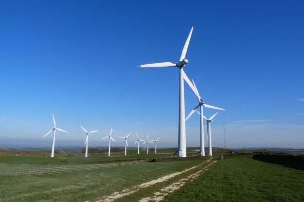 　　風(fēng)力發(fā)電為歐洲炙手可熱的能源選項(xiàng)，根據(jù)英國研究，即使全球平均溫度比工業(yè)化前高攝氏1.5度，英國與北歐風(fēng)力發(fā)電地位仍依然屹立不搖，風(fēng)能效率甚至可進(jìn)一步提高。

　　
　　為了評(píng)估溫度變化對(duì)歐洲風(fēng)力發(fā)電效率影響，英國南極調(diào)查局（BAS）、牛津大學(xué)和布里斯托大學(xué)的研究員收集282組陸上風(fēng)機(jī)2005年至2015年資料，并結(jié)合Half A Degree Additional Warming（HAPPI）的氣候數(shù)據(jù)，希望可以得出較工業(yè)化前升溫?cái)z氏1.5度的影響