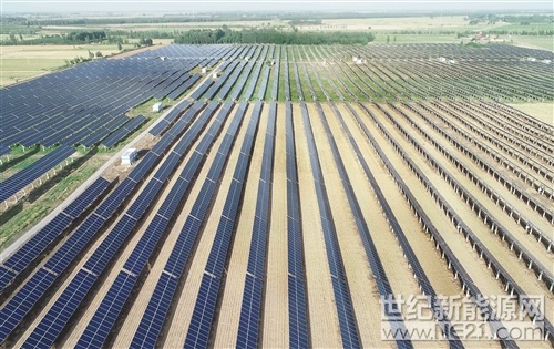 

6月2日，俯瞰河北省南宮市大村鄉(xiāng)的南宮花盆光伏電站。近年來(lái)，南宮市積極探索“光伏+農(nóng)業(yè)”發(fā)展模式，在光伏板下建設(shè)生態(tài)農(nóng)業(yè)大棚，努力實(shí)現(xiàn)發(fā)電、種植、旅游一地三用