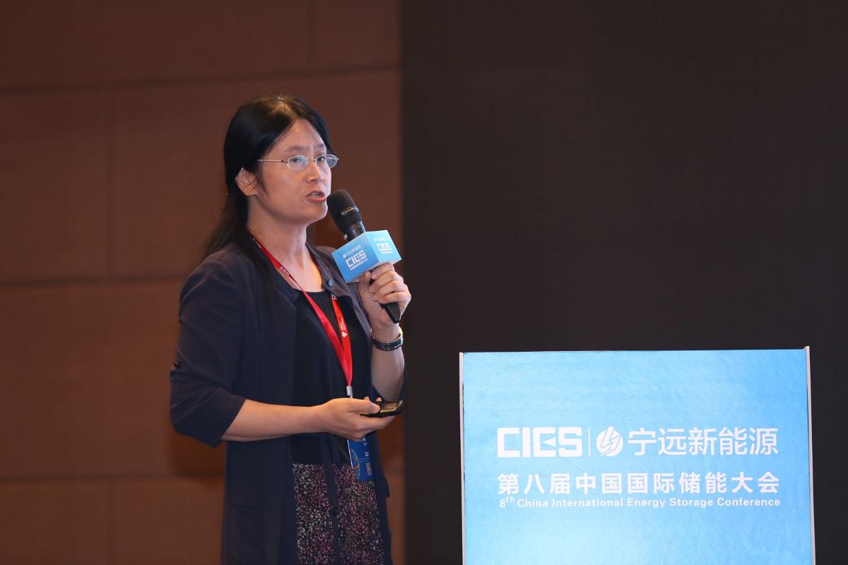 
	中國儲能網(wǎng)訊：5月19日至21日，“第八屆中國國際儲能大會”在深圳隆重召開， 來自中國、美國、德國、英國、加拿大、西班牙、日本、韓國、澳大利亞等國和地區(qū)1500余位政府機(jī)構(gòu)、科研院所、行業(yè)組織、電力公司、新能源項目單位、系統(tǒng)集成商等代表出席本次大會。


	中國電力科學(xué)研究院技術(shù)戰(zhàn)略研究中心副主任張東霞在“能源互聯(lián)網(wǎng)與多能互補(bǔ)專場”，發(fā)表了題為“能源互聯(lián)網(wǎng)標(biāo)準(zhǔn)化”的精彩演講