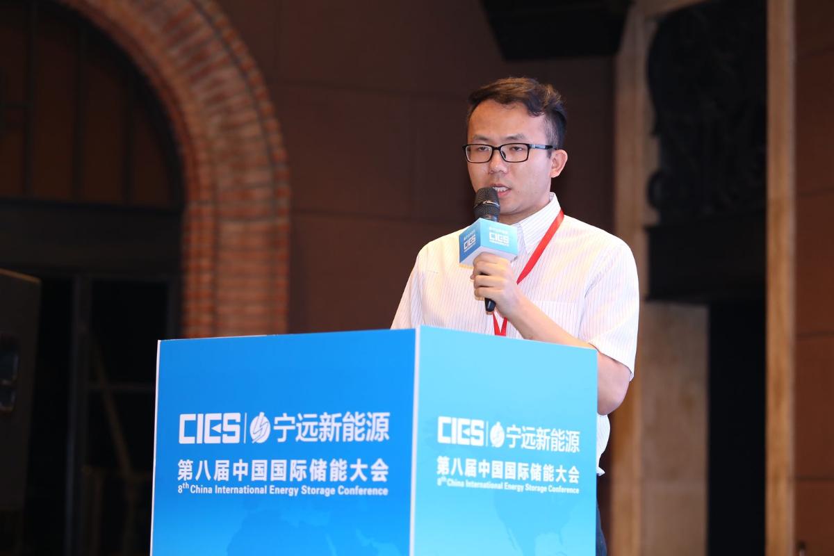 
	中國儲能網(wǎng)訊：5月19日至21日，“第八屆中國國際儲能大會”在深圳隆重召開， 來自中國、美國、德國、英國、加拿大、西班牙、日本、韓國、澳大利亞等國和地區(qū)1500余位政府機(jī)構(gòu)、科研院所、行業(yè)組織、電力公司、新能源項目單位、系統(tǒng)集成商等代表出席本次大會。


	來自華北電力大學(xué)能源互聯(lián)網(wǎng)研究中心的許儒航在“能源互聯(lián)網(wǎng)與多能互補(bǔ)專場”，發(fā)表了題為“綜合能源系統(tǒng)的核心商業(yè)模式”的精彩演講