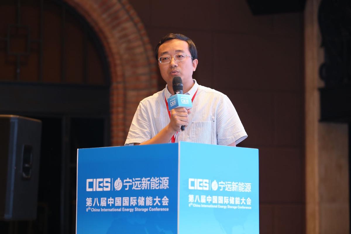 
	中國儲能網(wǎng)訊：5月19日至21日，“第八屆中國國際儲能大會”在深圳隆重召開， 來自中國、美國、德國、英國、加拿大、西班牙、日本、韓國、澳大利亞等國和地區(qū)1500余位政府機(jī)構(gòu)、科研院所、行業(yè)組織、電力公司、新能源項目單位、系統(tǒng)集成商等代表出席本次大會。


	國網(wǎng)能源研究院能源戰(zhàn)略與規(guī)劃研究所所長魯剛在“能源互聯(lián)網(wǎng)與多能互補(bǔ)專場”，發(fā)表了題為“能源互聯(lián)網(wǎng)下儲能發(fā)展”的精彩演講