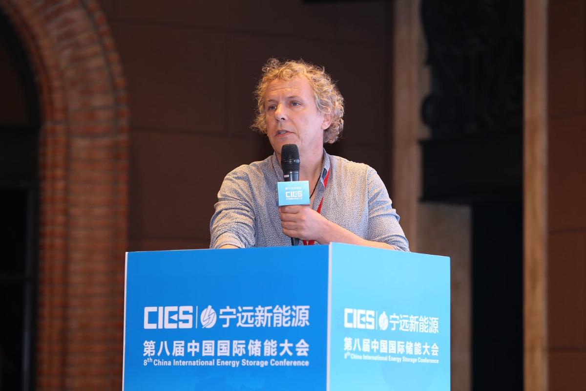 
	中國儲能網(wǎng)訊：5月19日至21日，“第八屆中國國際儲能大會”在深圳隆重召開， 來自中國、美國、德國、英國、加拿大、西班牙、日本、韓國、澳大利亞等國和地區(qū)1500余位政府機(jī)構(gòu)、科研院所、行業(yè)組織、電力公司、新能源項目單位、系統(tǒng)集成商等代表出席本次大會。


	神華集團(tuán)北京低碳清潔能源研究所分布式平臺負(fù)責(zé)人John Lemmon博士在“能源互聯(lián)網(wǎng)與多能互補(bǔ)專場”，發(fā)表了題為“能源互聯(lián)網(wǎng)—實現(xiàn)零碳排放可持續(xù)性的多能源方法”的精彩演講