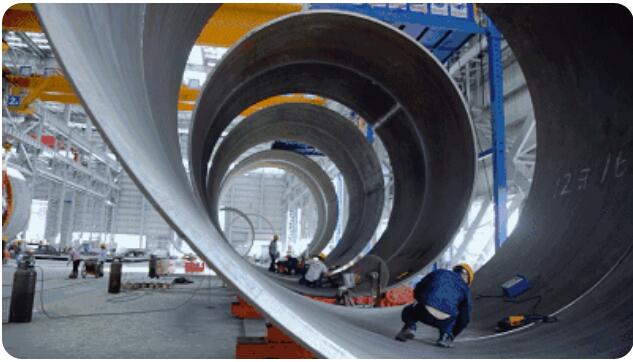  　　近日，隨著最后一環(huán)管樁對(duì)接完成，由分公司機(jī)電工程處制作的莆田平海灣風(fēng)電二期工程單樁成功制成，僅歷時(shí)100天！
 
　　此單樁直徑6米至7.3米錐度過渡，長(zhǎng)77米，板厚達(dá)75毫米，重約930噸，是個(gè)名副其實(shí)的“龐然大物”。該單樁為目前國內(nèi)樁徑最大單樁，也是局首次制作此類單樁