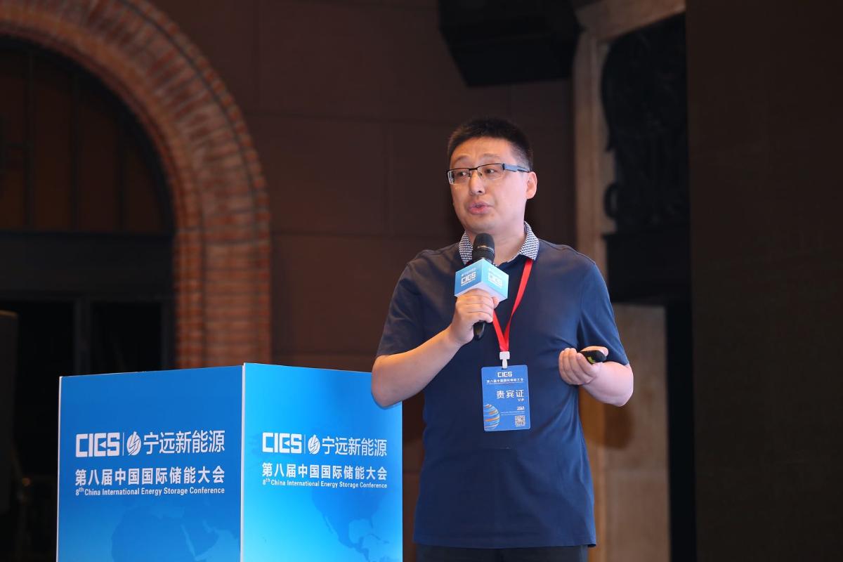 
	中國儲能網(wǎng)訊：5月19日至21日，“第八屆中國國際儲能大會”在深圳隆重召開， 來自中國、美國、德國、英國、加拿大、西班牙、日本、韓國、澳大利亞等國和地區(qū)1500余位政府機(jī)構(gòu)、科研院所、行業(yè)組織、電力公司、新能源項目單位、系統(tǒng)集成商等代表出席本次大會。


	清華大學(xué)能源互聯(lián)網(wǎng)創(chuàng)新研究院大數(shù)據(jù)平臺研究室主任高峰在“能源互聯(lián)網(wǎng)與多能互補(bǔ)專場”，發(fā)表了題為“儲能系統(tǒng)與發(fā)電機(jī)組聯(lián)合調(diào)頻技術(shù)研究與前景分析”的精彩演講