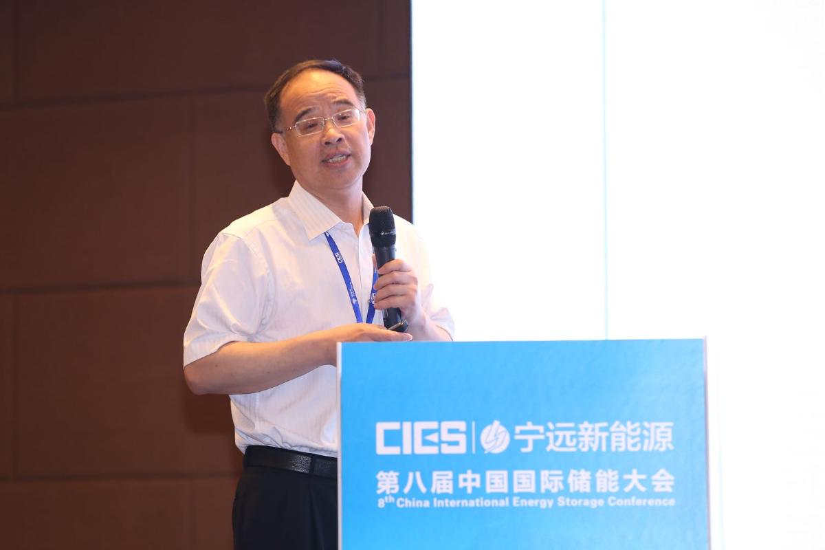 
	中國儲能網(wǎng)訊：5月19日至21日，“第八屆中國國際儲能大會”在深圳隆重召開， 來自中國、美國、德國、英國、加拿大、西班牙、日本、韓國、澳大利亞等國和地區(qū)1500余位政府機(jī)構(gòu)、科研院所、行業(yè)組織、電力公司、新能源項目單位、系統(tǒng)集成商等代表出席本次大會。


	中國電力工程顧問集團(tuán)西北電力設(shè)計院有限公司副總工程師楊攀峰在“能源互聯(lián)網(wǎng)與多能互補(bǔ)專場”，發(fā)表了題為“青海省多能互補(bǔ)工程介紹”的精彩演講