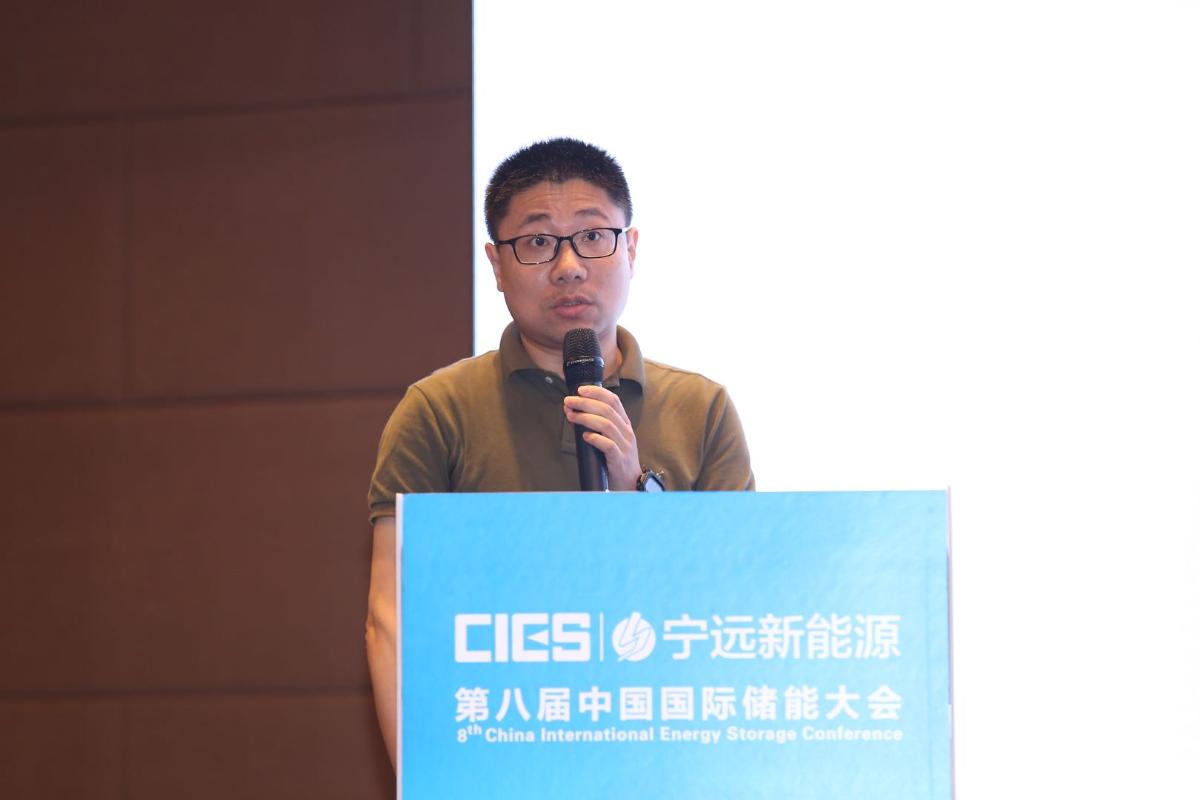
	中國儲能網(wǎng)訊：5月19日至21日，“第八屆中國國際儲能大會”在深圳隆重召開， 來自中國、美國、德國、英國、加拿大、西班牙、日本、韓國、澳大利亞等國和地區(qū)1500余位政府機(jī)構(gòu)、科研院所、行業(yè)組織、電力公司、新能源項目單位、系統(tǒng)集成商等代表出席本次大會。


	杭州數(shù)元信息科技有限公司副總經(jīng)理俞慶在“能源互聯(lián)網(wǎng)與多能互補(bǔ)專場”，發(fā)表了題為“能源互聯(lián)網(wǎng)的理想與現(xiàn)實”的精彩演講