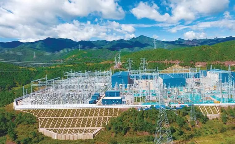 　　近來，南方五省區(qū)的一些朋友發(fā)現(xiàn)，身邊的變電站似乎走起了“冷淡”風(fēng)：內(nèi)外的燈光都整齊地?fù)Q成了白光的節(jié)能LED，夜里望去，顯得晶瑩透明，十分漂亮。

　　而這其實(shí)是南方電網(wǎng)公司綠色發(fā)展成效中的一個體現(xiàn)——公司將綠色照明納入了變電站標(biāo)準(zhǔn)設(shè)計(jì)，并逐步對已有變電站進(jìn)行綠色照明改造