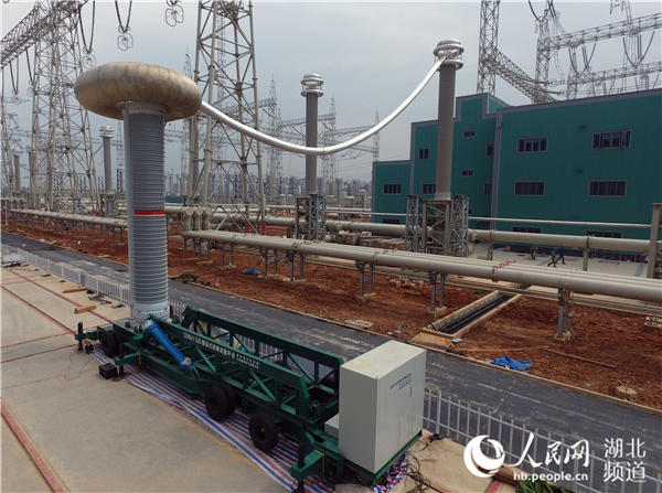 



　　“現(xiàn)在啟動1200千伏GIS（高壓組合電器）整裝式絕緣試驗(yàn)平臺，試驗(yàn)開始！”5月25日，在安徽省宣城市±1100千伏古泉換流站，湖北電力科學(xué)研究院狀態(tài)評價中心副主任陳雋一聲令下，只見一座外觀酷似“導(dǎo)彈發(fā)射車”的試驗(yàn)平臺緩緩伸展開來，強(qiáng)大的試驗(yàn)電壓施加到GIS設(shè)備上，現(xiàn)場順利實(shí)施交流耐壓和局放檢測工作，試驗(yàn)圓滿成功。

　　近年來，國家電網(wǎng)公司在特高壓輸電技術(shù)方面持續(xù)創(chuàng)新，±1100千伏直流輸電處于世界領(lǐng)先地位